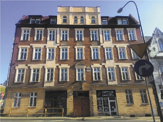 Rys. 1.  Historyczna fasada opisywanego budynku z instalacją pilotażową