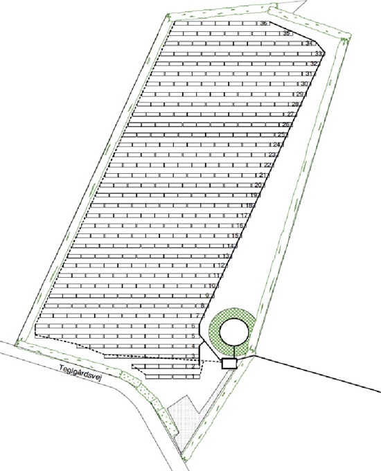 Rys. 3.  Przykładowy projekt instalacji zbudowanej na gruncie dla 5000 m 2  kolektorów słonecznych wraz ze zbiornikiem akumulacyjnym  w Ulsted Danii