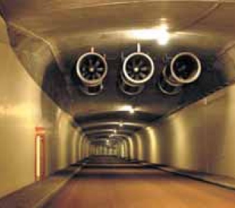 Fotografia tunelu drogowego z systemem oddymiania