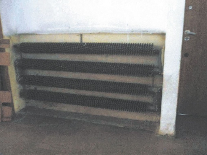 fot 4 grzejniki rurowe ozebrowane na korytarzu na ii pietrze budynku