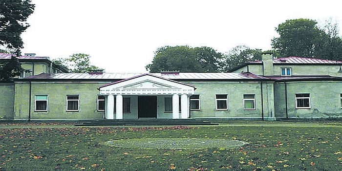 Frontowa część budynku Centrum Integracji Caritas Domu Miłosierdzia im. Jana Pawła II w Sokołowie Podlaskim poddanego analizie techniczno-ekonomicznej pod kątem modernizacji źr&oacute;deł ciepła z wykorzystaniem OZE [8]
Fot: archiwum własne autorek