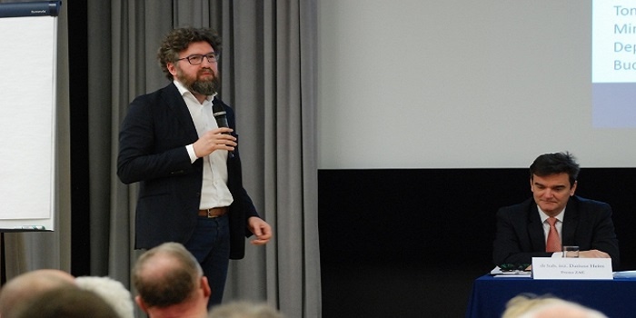 Piotr Woźny (Pełnomocnik Rządu ds. programu &bdquo;Czyste Powietrze&rdquo;) na Forum Termomodernizacja 2019
Fot. ZAE
&nbsp;
