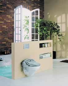 Aranżacja łazienki ze ścianką  wyspową tworzącą zasłonę wanny