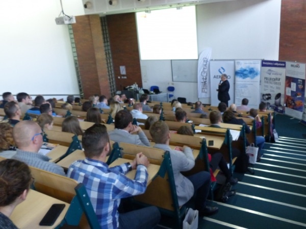 słuchacze w sali wykładowej na konferencji