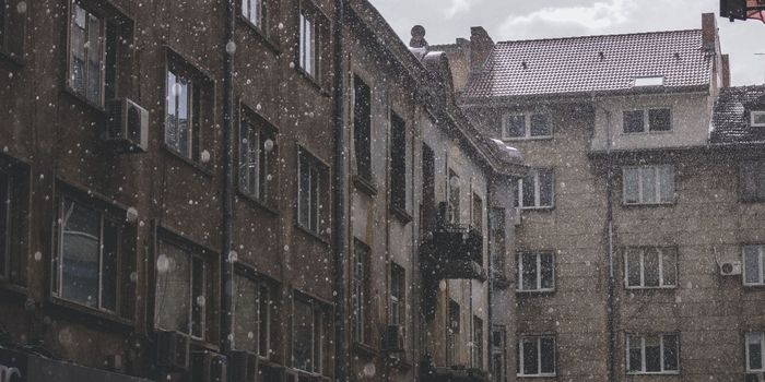 Przepisy polskie i europejskie obligują sektor budowlany do przestrzegania coraz bardziej rygorystycznych norm dotyczących zużycia energii przez budynki. Wynikają one z faktu negatywnego wpływu tego sektora na środowisko naturalne. Więcej w tekście.
Fot. Unsplash