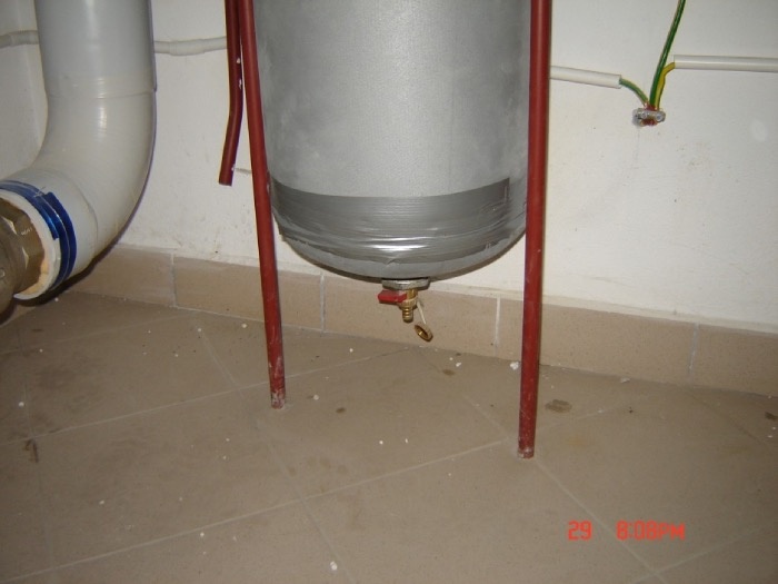 Brak instalacji zbiorczego odwodnienia w związku z czym woda wylewana będzie na posadzkę kotłowni