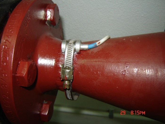 Czujnik temperatury nałożona bez osłonki i pasty przewodzącej na pomalowaną rurę