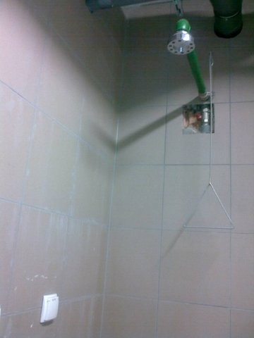 Gniazdko elektryczne pod prysznicem