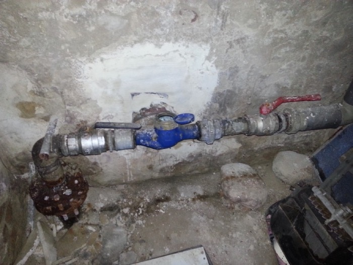 Instalator zdecydował, że nie użyje przy jego montażu ani jednego prostego kawałeczka rury