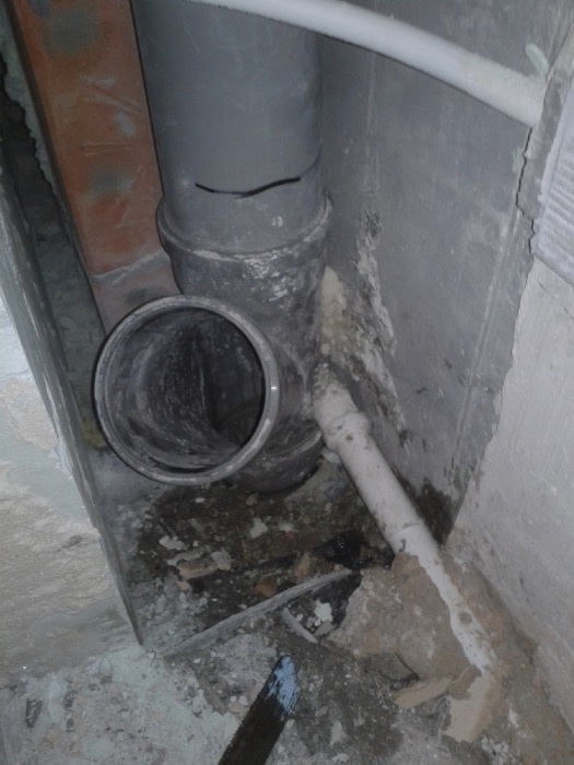 Nieprawidłowe podłączenie odpływu z pralki do rury piony kanalizacyjnego