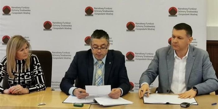 Podpisanie umowy w sprawie wsparcia modernizacji systemu ciepłowniczego w Mrągowie. Fot. NFOŚiGW