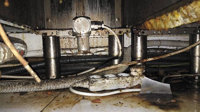 Detektor propanu-butanu w lokalu gastronomicznym z widocznymi znacznymi zanieczyszczeniami
Źr&oacute;dło: archiwum autora