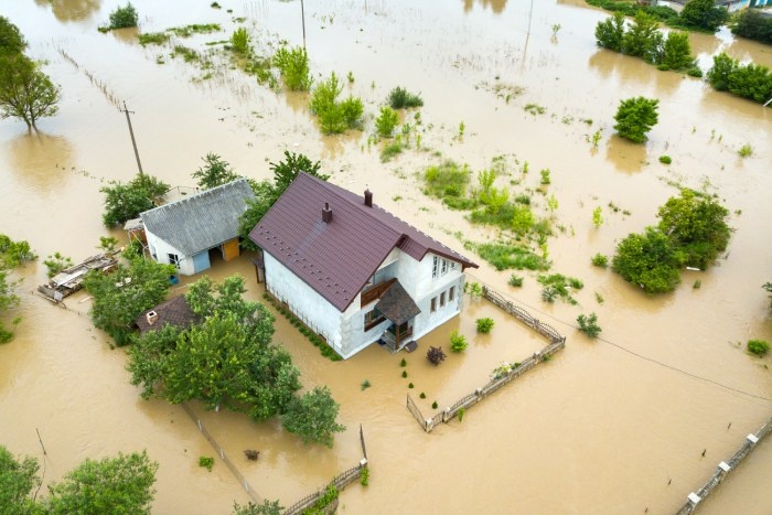 zalanie budynkow spowodowane powodzia