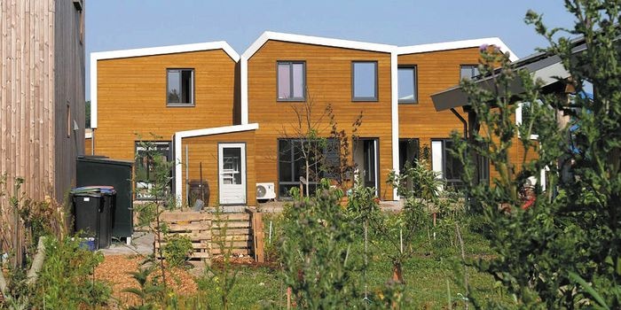 Widok domu zbudowanego z moduł&oacute;w przygotowanych w fabryce&nbsp;
Źr&oacute;dło: https://www.tala.nl/projecten/plan-olstergaard-sallandwonen/