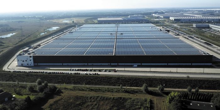 Magazyn PVH (Holandia) z dachem solarnym &ndash; przykład maksymalnego wykorzystania instalacji PV
Źr&oacute;dło: PVH