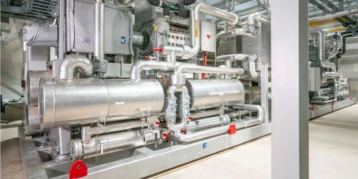 Pompa ciepła na R717 (amoniak) do dużych zastosowań przemysłowych i infrastrukturalnych (np. produkcja ciepła na cele komunalne). Źr&oacute;dło: Sabroe
