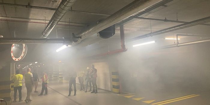 Zadymienie podczas pr&oacute;by z gorącym dymem przed uruchomieniem systemu oddymiania wentylacji strumieniowej. Źr&oacute;dło: arch. autora