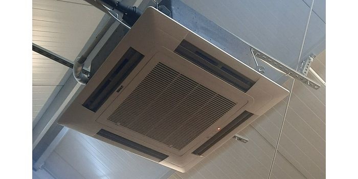 Klimatyzator kasetonowy z czterostronnym nawiewem. Źr&oacute;dło własne