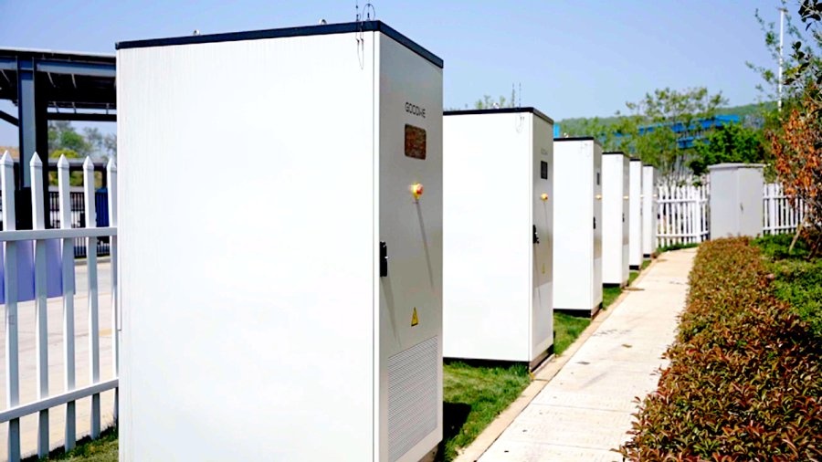GoodWe wprowadza na rynek kompleksowe rozwiązanie magazynowania energii w technologii chłodzenia cieczą 125 kW/261 kWh dla sektora C&amp;I. Fot. GoodWe