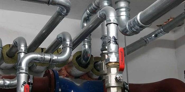 Fot. Przykładowe rozwiązania instalacji ze stali nierdzewnej. Źr&oacute;dło: poradnikprojektanta.pl