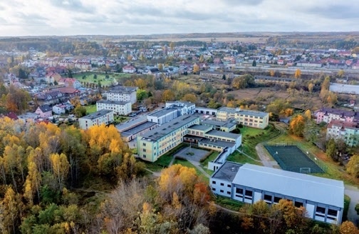 Panorama Miastka z kompleksem edukacyjnym w otoczeniu zieleni