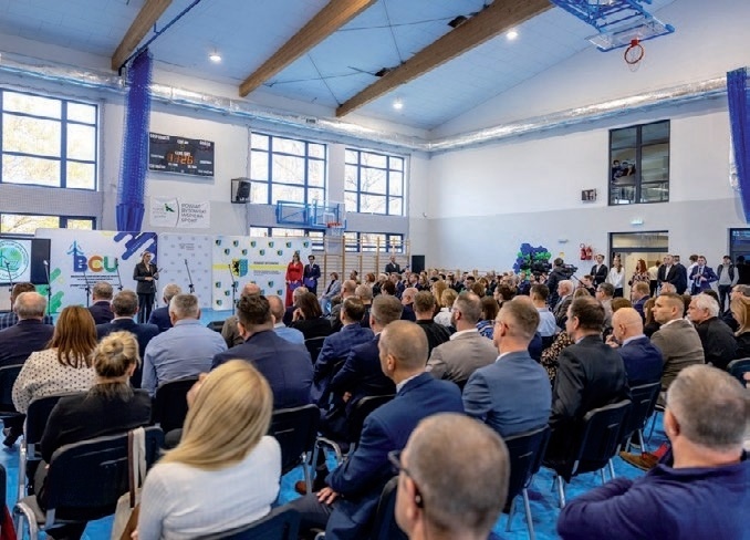 Liczna publiczność słucha prelegentów podczas wydarzenia w Centrum Umiejętności w Miastku