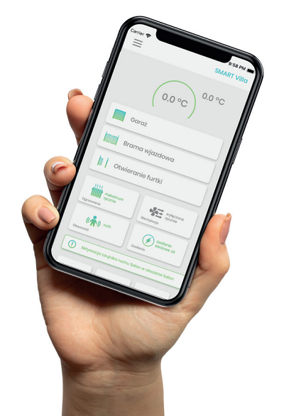 Dłoń trzymająca smartfon z aplikacją do zarządzania inteligentnym domem, pokazującą sterowanie bramą, garażem, ogrzewaniem i innymi funkcjami