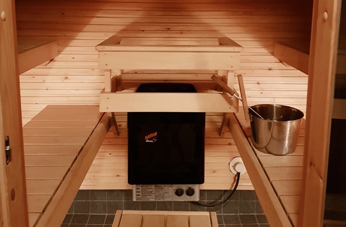 nowoczesna drewniana sauna i piec elektryczny