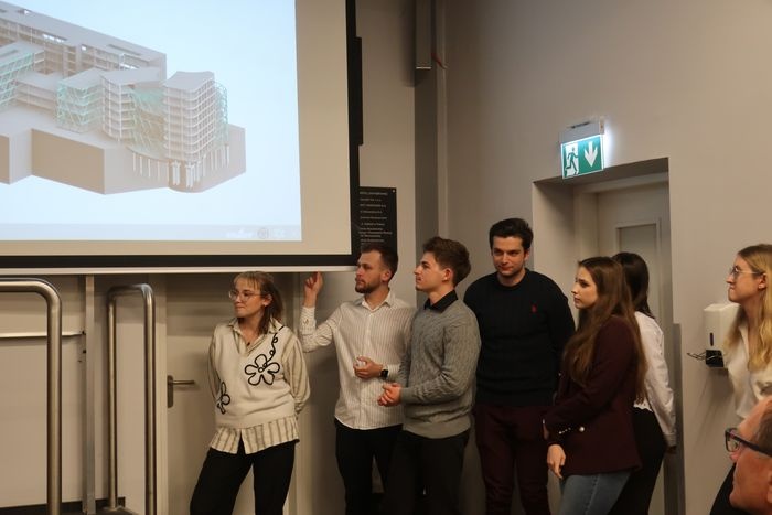 studenci prezentujący projekty