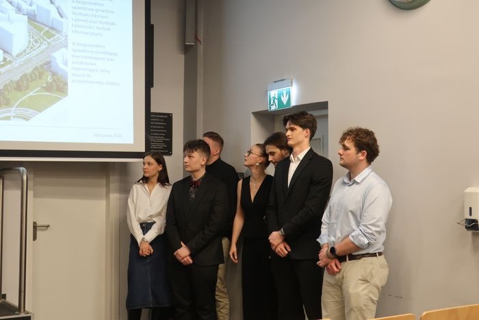 studenci prezentujący projekty