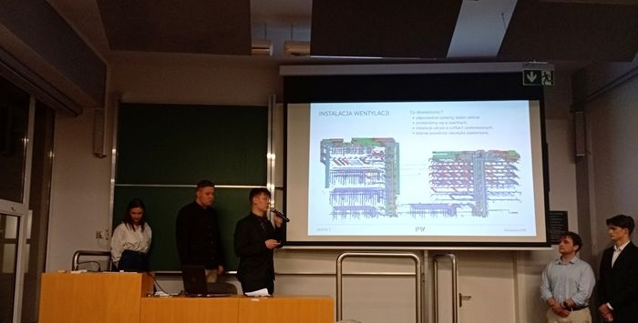 studenci prezentujący projekty