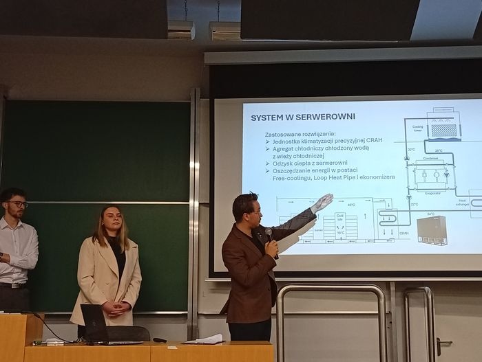 studenci prezentujący projekty