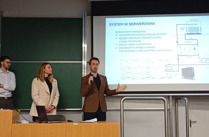 studenci prezentujący projekty