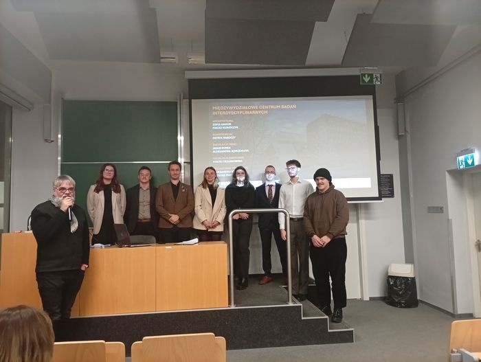 studenci prezentujący projekty