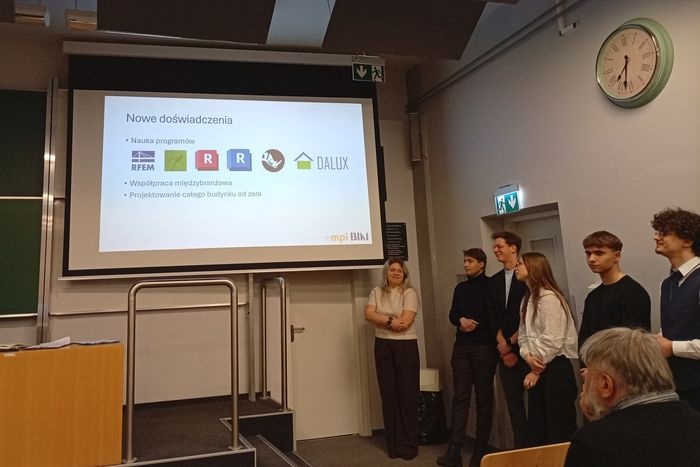studenci prezentujący projekty