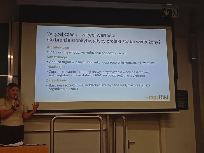 studenci prezentujący projekty