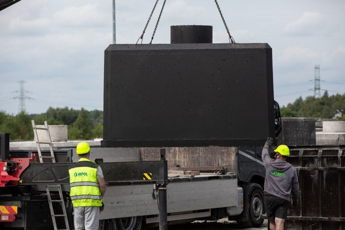 Załadunek do transportu betonowego zbiornika na deszczówkę